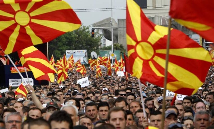 Οι εκλογές στα Σκόπια υπονομεύουν τη Συμφωνία των Πρεσπών